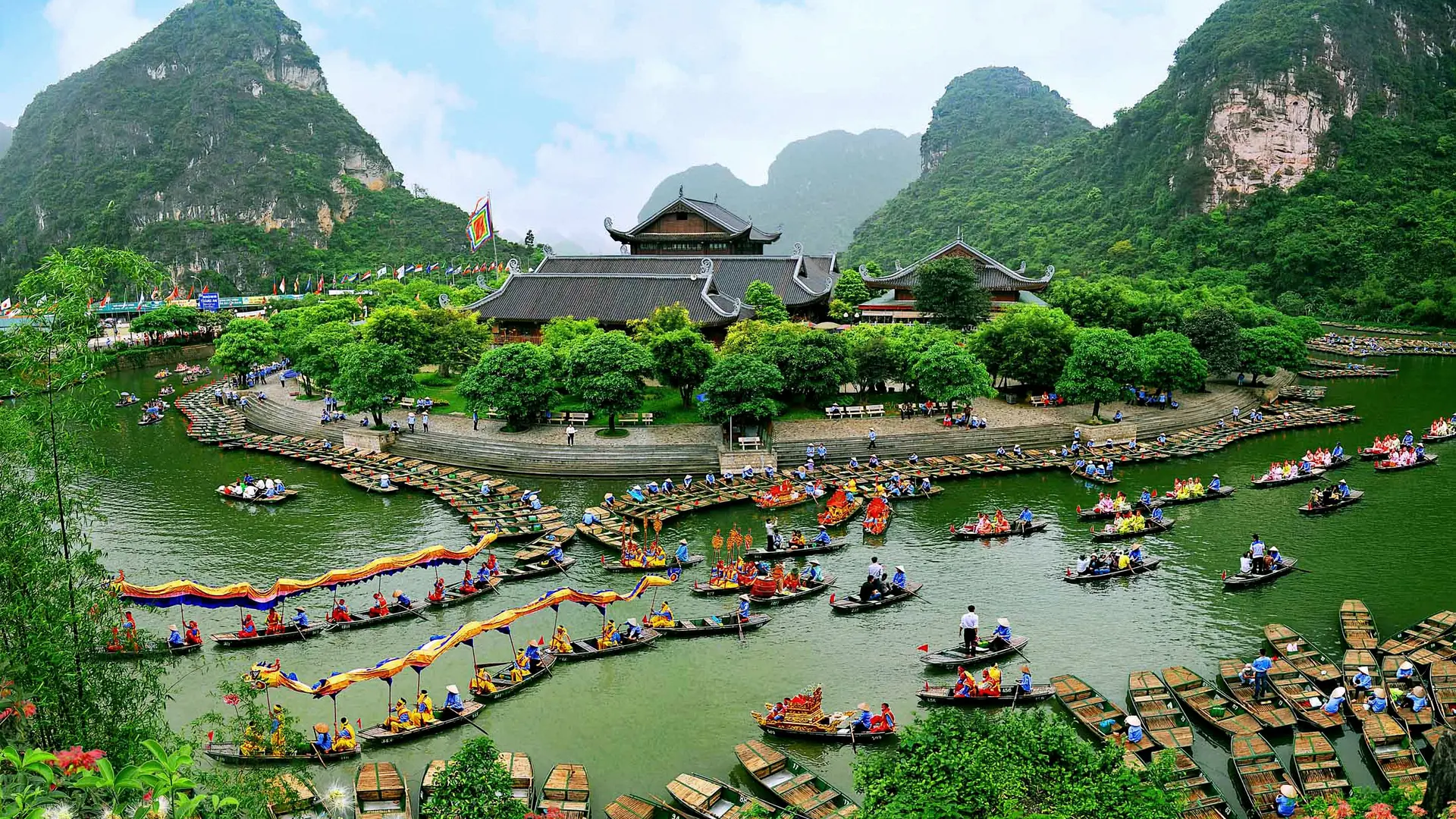 Tam Coc Trang An Ninh Binh boat tour - Stunning karst landscape and rice fields