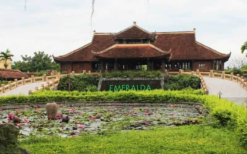 Emerald Resort Ninh Binh is a good option for travelers who want more than a basic place to stay. Its resort-style setting can suit couples, families and visitors looking for a more relaxing Ninh Binh experience.