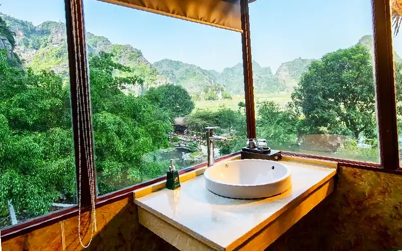 Hang Mua Ecolodge can be particularly interesting for travelers who want to stay close to the natural scenery around Mua Cave.