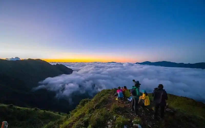 sapa-budget-travel Budget travel in Sapa with a backpacker exploring the mountains