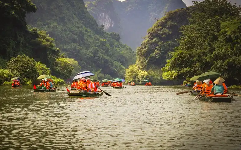 trang-an-boat-tour-budget-trip Trang An boat tour surrounded by limestone mountains in Ninh Binh