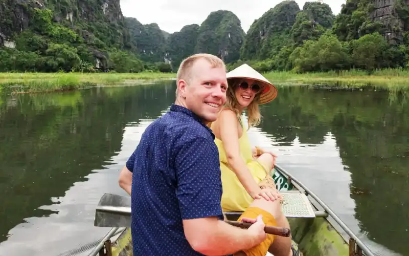 couple-trang-an-boat-tour-ninh-binh Couple enjoying a romantic Trang An boat tour in Ninh Binh