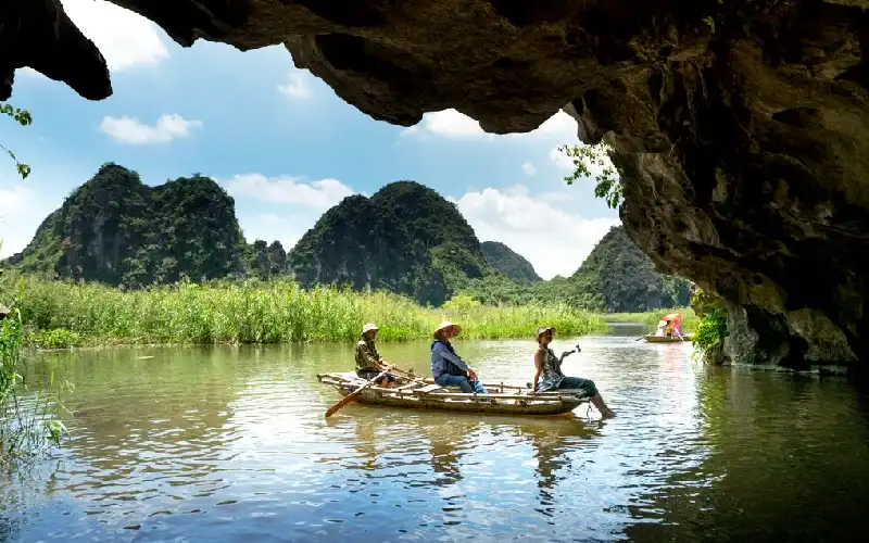 tam-coc-family-trip-ninh-binh Family visiting Tam Coc in Ninh Binh