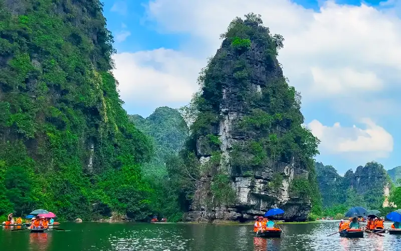 trang-an-boat-tour-with-kids Trang An boat tour with children in Ninh Binh