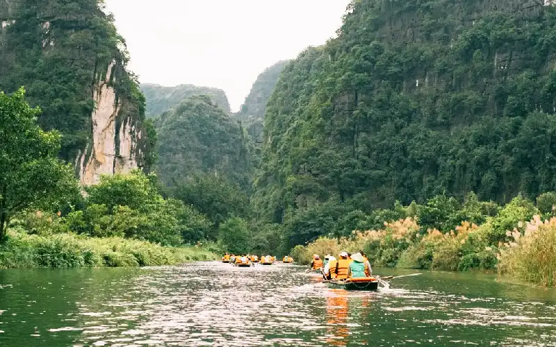 trang-an-ninh-binh-northern-vietnam-itinerary Trang An limestone mountains and river in Ninh Binh